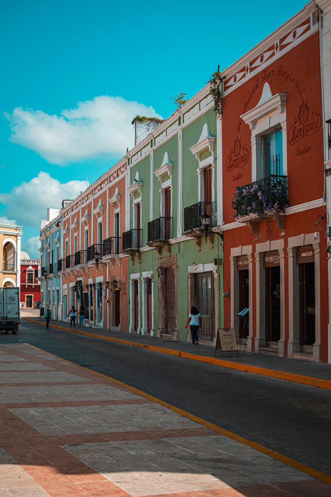 Es una de las ciudades mexicanas llamadas Patrimonio Mundial, sus múltiples calles de antiguas casonas pintadas de colores, edificios históricos, bellos templos, su muralla, baluartes, fuertes y barrios tradicionales. Foto: pixabay.com