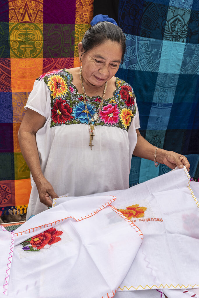 Las mujeres artesanas mayas, son sastres especializadas en el bordado de ropa. Foto: Adobe Stock.