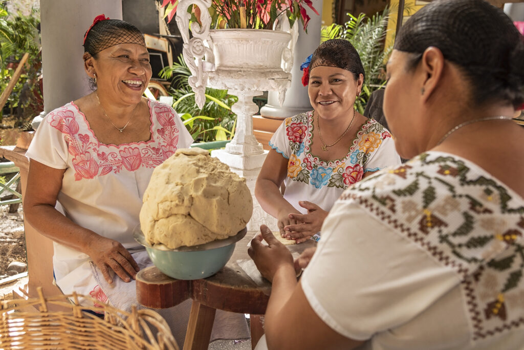 Mujeres haciendo tortillas en Yucatán. Foto: Adobe Stock.