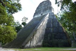Vista del Templo V de Tikal - Petén, Guatemala